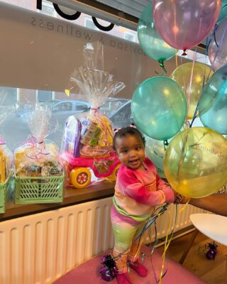 T’zjenëa kwam haar 1e verjaardag bij ons vieren🥳 Naast de ballonnen, taart en cadeau pakketten had haar mama een feestje geboekt voor maar liefst 6 baby’s!😍 

Ook je baby’s verjaardag vieren? Neem dan contact met ons op over de mogelijkheden📞