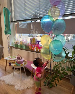 T’zjenëa kwam haar 1e verjaardag bij ons vieren🥳 Naast de ballonnen, taart en cadeau pakketten had haar mama een feestje geboekt voor maar liefst 6 baby’s!😍 

Ook je baby’s verjaardag vieren? Neem dan contact met ons op over de mogelijkheden📞06-27 87 78 87

#puur #puurbabyspa #spababy #babyspa #babysparotterdam #babyspanederland #floaten #babyfloating #wellness #shantalamassage #babymassage #massage #babyrelax #zwanger #baby #mama #papa #ouders #happybaby #babykado #babycadeau #newborn #newbornbaby #verjaardag #jarig #babyseerstejaar